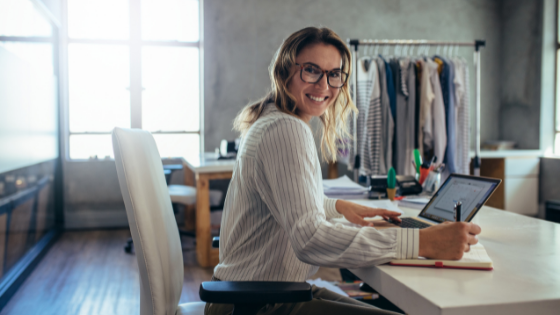 mujer con ordenador calculando la nueva normativa del IVA para ecommerce 2021