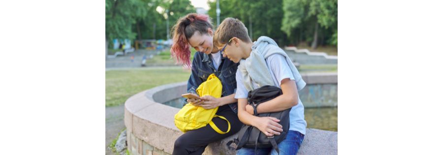 adolescentes utilizando el movil